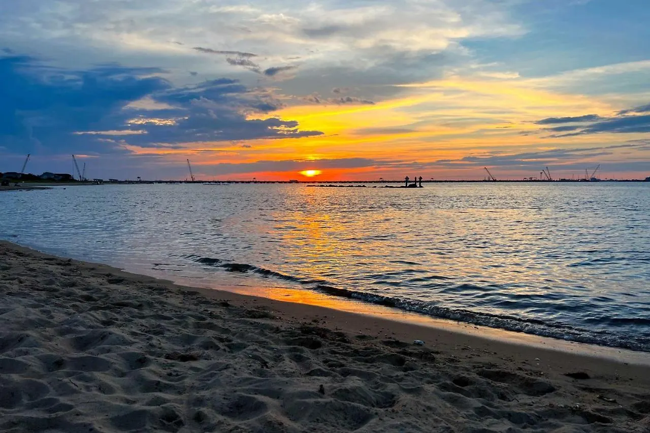 Inviting Norfolk Family Retreat 1 Block To Beach! Villa