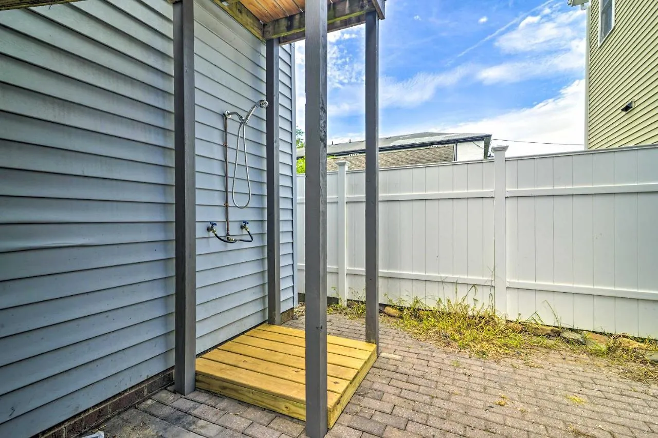 Inviting Norfolk Family Retreat 1 Block To Beach! Villa