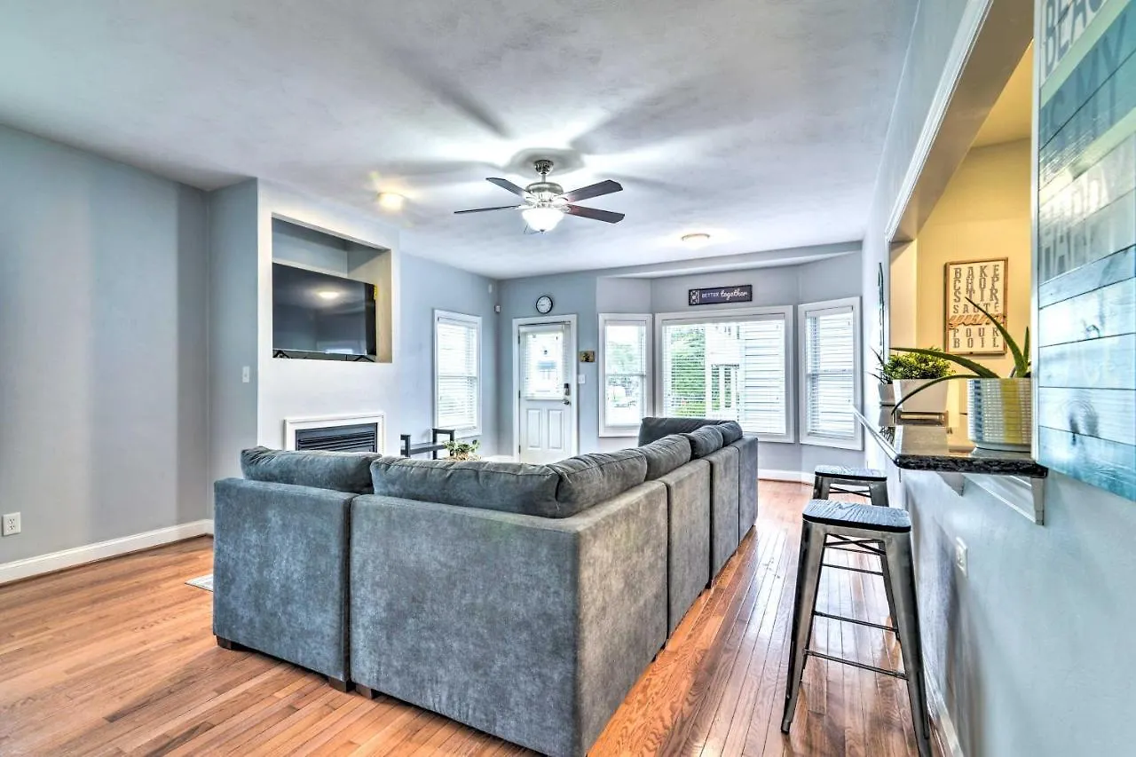 Inviting Norfolk Family Retreat 1 Block To Beach! Villa