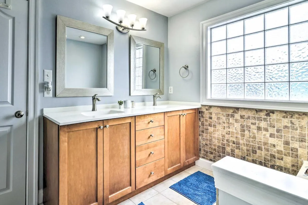 Inviting Norfolk Family Retreat 1 Block To Beach! Villa