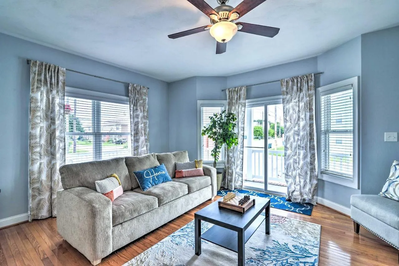 Сasa de vacaciones Inviting Norfolk Family Retreat 1 Block To Beach! Villa