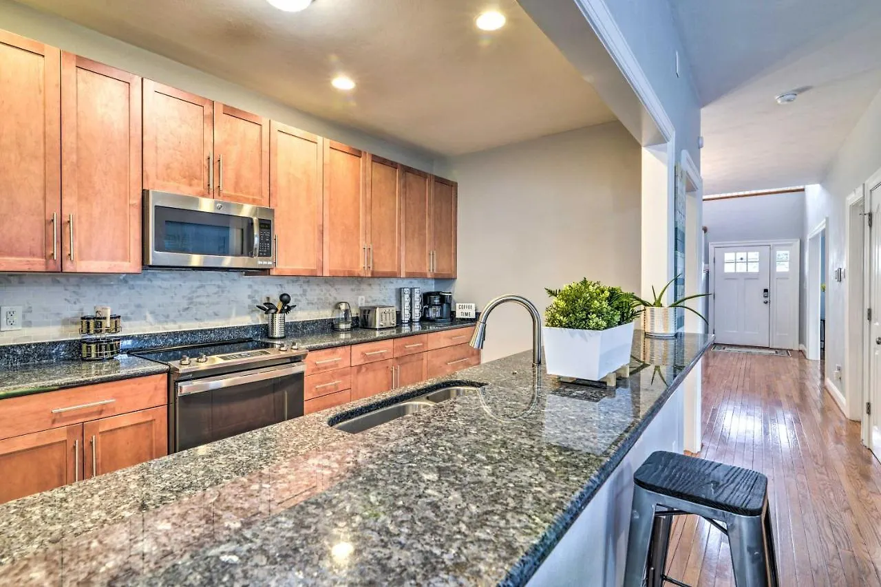Сasa de vacaciones Inviting Norfolk Family Retreat 1 Block To Beach! Villa